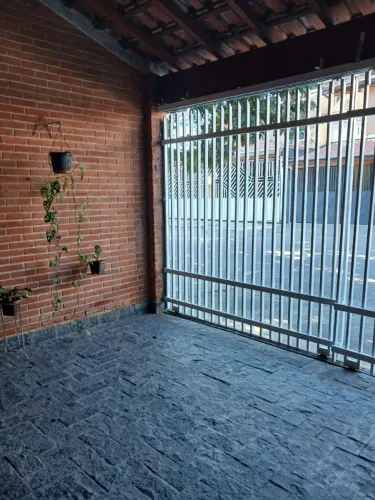 Alugo Casa Jd Paulista, 3 dorms, sendo 1 suíte, área de serviço e garagem para 2 carros. 