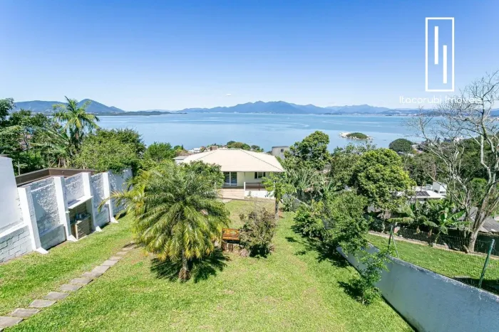 Duas casas com vista mar em terreno com 1.000 mts
