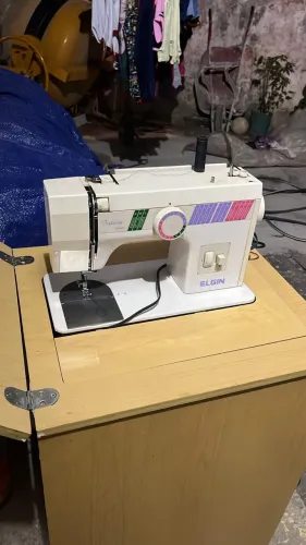 Vendo masquina de costura com detalhe