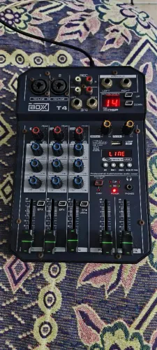 Mesa de som Profissional e interface de áudio 