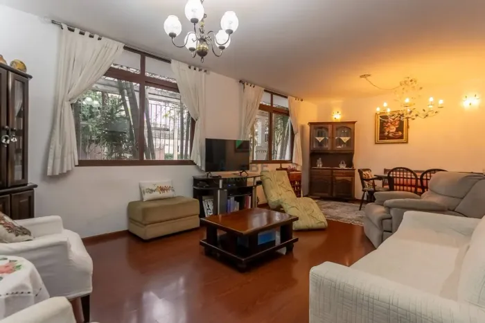 Casa para venda em Vila Cordeiro com 3 quartos, sendo 2 suítes, 194m²