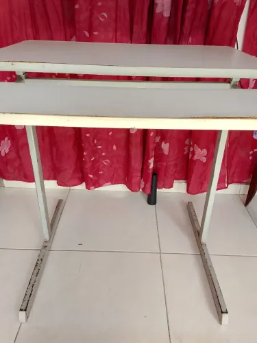 Mesa de estudo duplo.