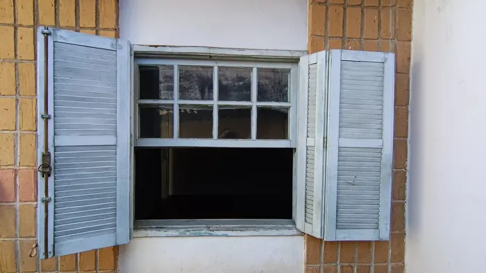 Janela de madeira maciça antiga
