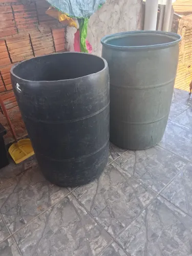 Tambor 200 litros de plástico aberto os 2 por 90 reais interessados chamar no WhatsApp