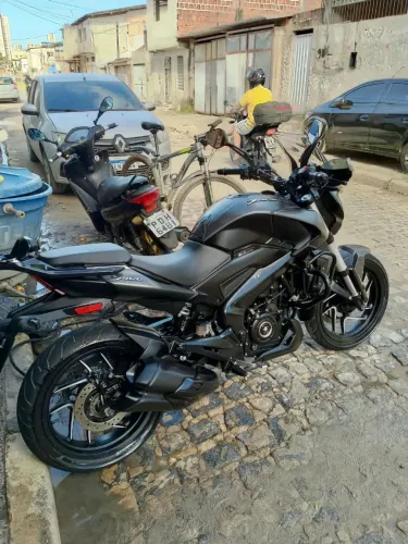 Moto BAJAJ DOMINAR 2025