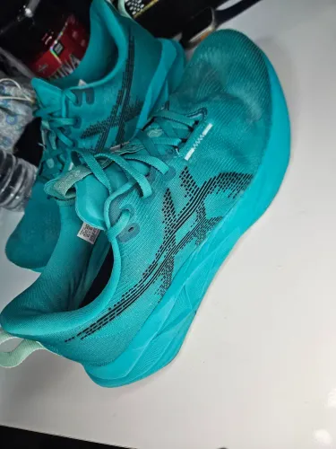 ASICS Novablast 5 Original Nº 42 - Excelente Estado - Cor Azul Tiffany