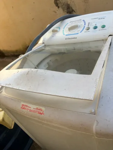 Máquina de lavar funciona ainda. Venda para retirar peças