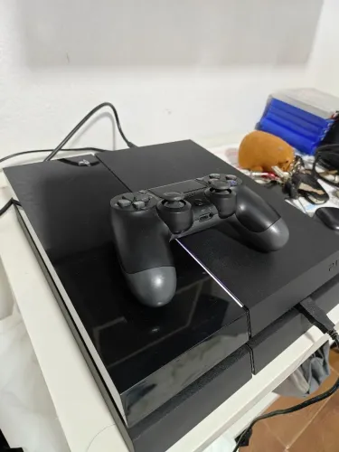 Ps4 em EXCELENTE estado Acompanha um controle e um jogo