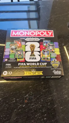jogo de tabuleiro Monopoly Edição Especial Panini Prizm Copa do Mundo da FIFA 2026.