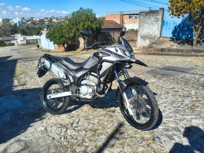 VENDO XRE 300 2019