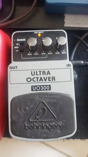 Pedal Behringer UO300 Ultra Octaver - Oitavador para baixo e guitarra