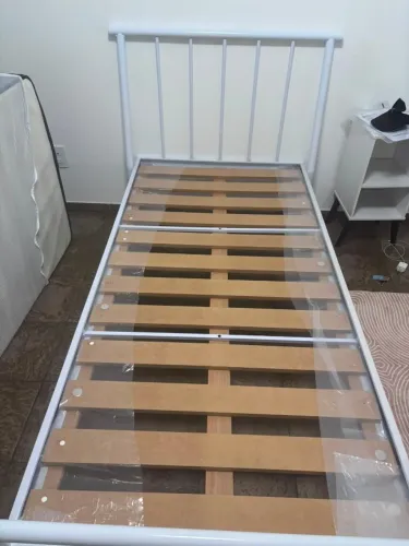 Cama de Solteiro Branca com Estrado de Madeira - Ótimo Estado