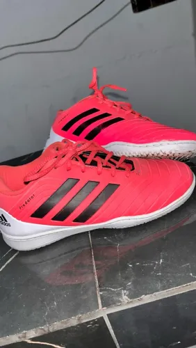 Chuteira rosa com detalhes brancos ?