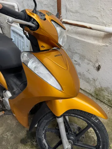 Moto muito boa com rodas de liga leve