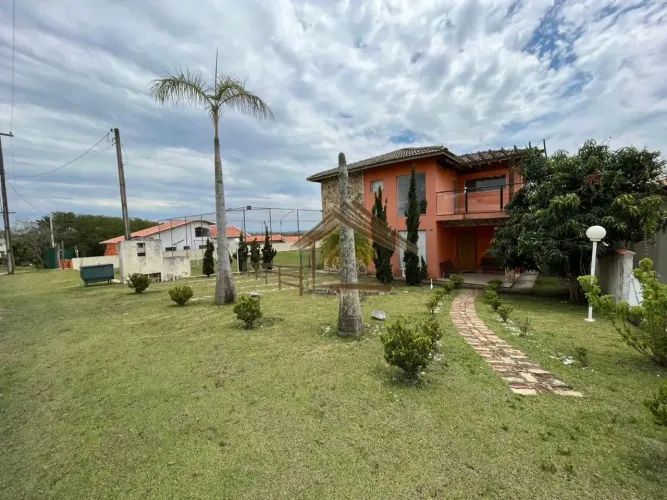 Linda casa de campo a venda com 2 lotes, 3 dormitórios, ampla área de lazer
