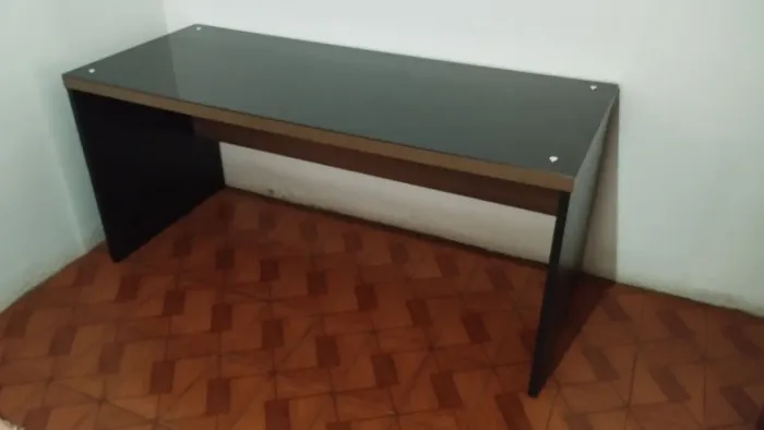 Mesa de escritório com tampo de vidro