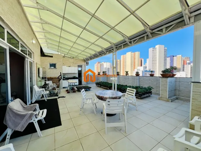Uma cobertura para viver com espaço, personalidade e uma vista que merece ser contemplada.