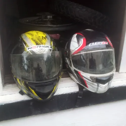 Dois capacetes.