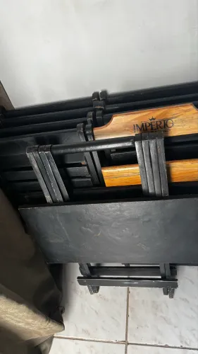 Mesa dobrável e 7 cadeiras 