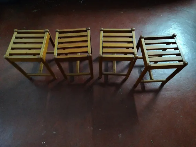 Banquetas em cerejeira, madeira maciça.