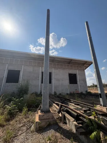 Vende-se postes de ferro