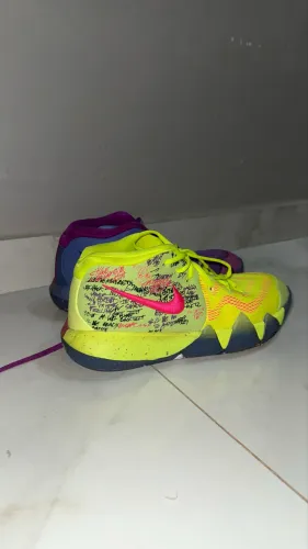 Tênis de basquete Kyrie 4 'Confetti'