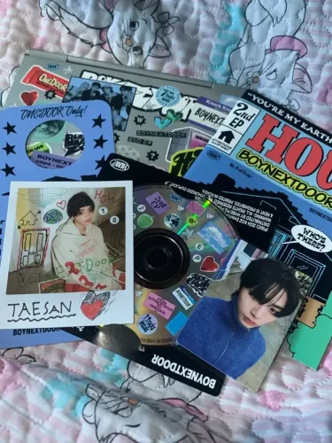 Albuns BOYNEXTDOOR ?HOW? STICKER Ver. Taesan e Leehan (completos)