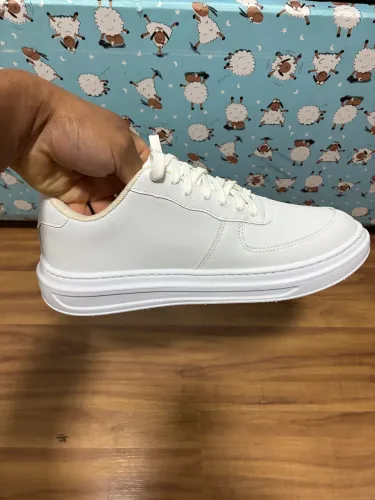 Tênis casual masculino na cor branca tamanho 42