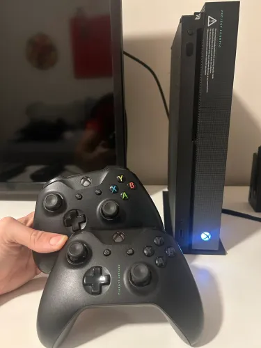 Xbox One 1Tb + 2 controles + jogos