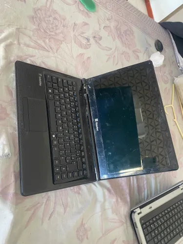 Notebook Itautec com pequeno detalhe na carcaça 