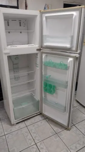 Geladeira frost free.