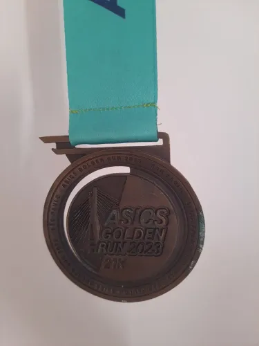 Medalha Asics Golden Run 2023 21km