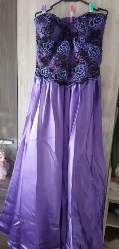 Magnífico vestido com renda bordado a mão