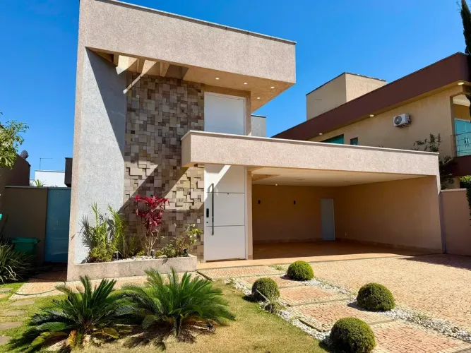 Casa térrea, 3 suítes, sendo a master com closet, pé direito duplo na sala, piscina com ch