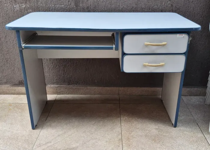 Mesa de escritório com gavetas