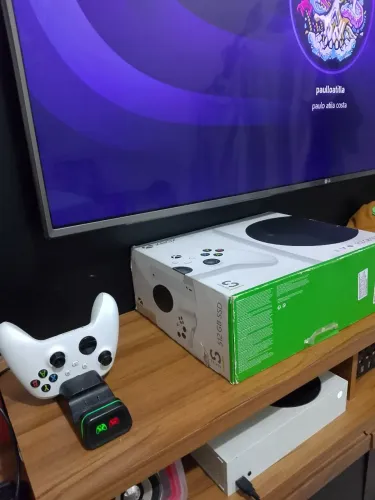 XBOX SÉRIES S, USO PESSOAL. VAI: CONSOLE, CONTROLE ORIGINAL, BASE RECARREGÁVEL E CAIXA.
