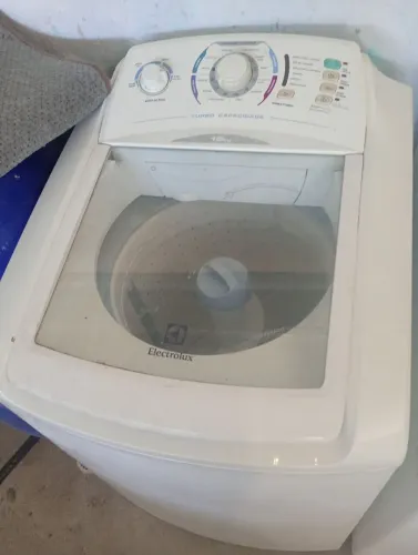 Para que ficar sofrendo lavando roupa na mão