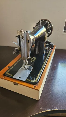 Maquina de Costura Singer retrô pretinha