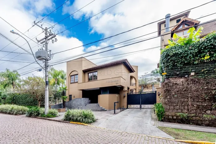 CASA EM CONDOMÍNIO TRES FIGUEIRAS 4 suites