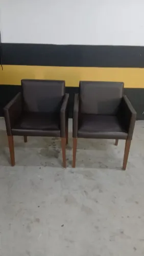 Poltronas em bom estado.