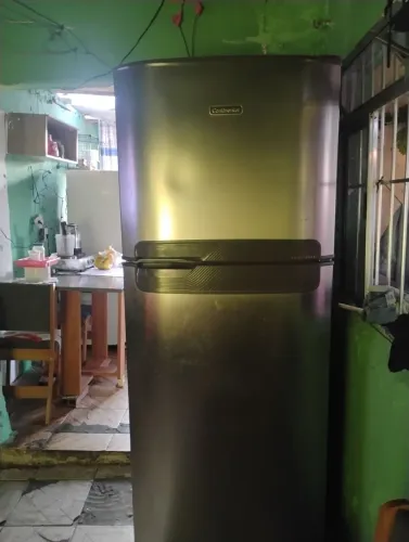 Geladeira Continental em bom estado, com Defeito