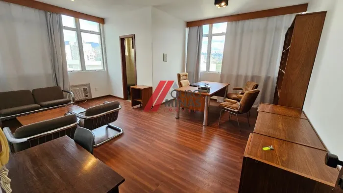 Linda Sala com 32 m2, com opção de locar com vaga de garagem, localizada próximo ao Banco