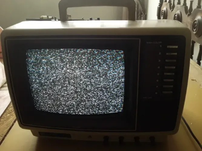 TV Semp Toshiba 10 polegadas de tubo (anos 80) funcionando.