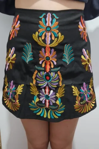 SAIA PRETA COM BORDADOS COLORIDOS