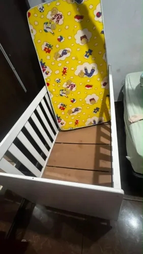 Berço de Madeira Branco com Pé Palito - Ótimo Estado