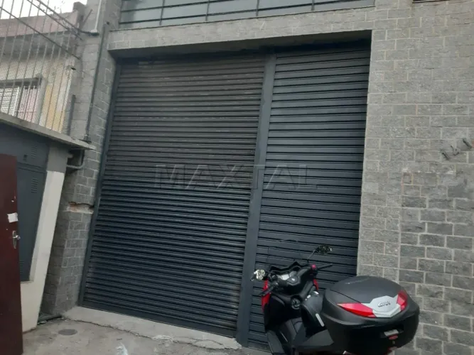 Galpão para locação com 550 m² de área construída, inserido em um terreno de 2.350 m², com