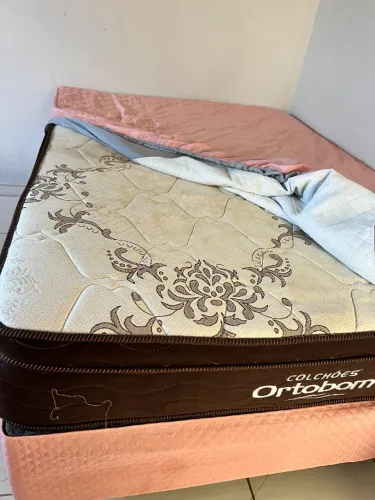 Cama de casal colchão excelente