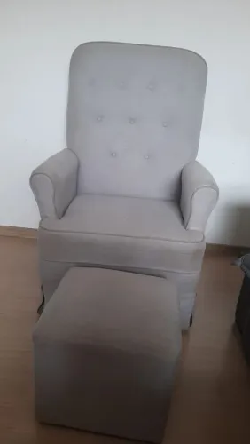 Poltrona de amamentação de balanço com puf