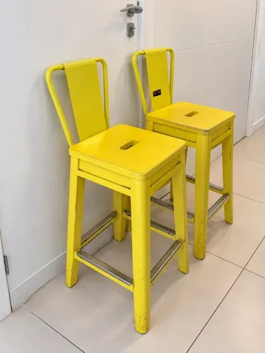 Par de banquetas altas amarelas em metal - estilo industrial