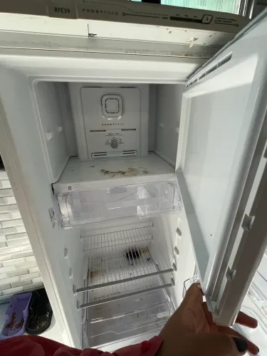 Geladeira eletroluz com 3 anos de uso 